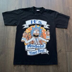 Modelo Graphic T-Shirt